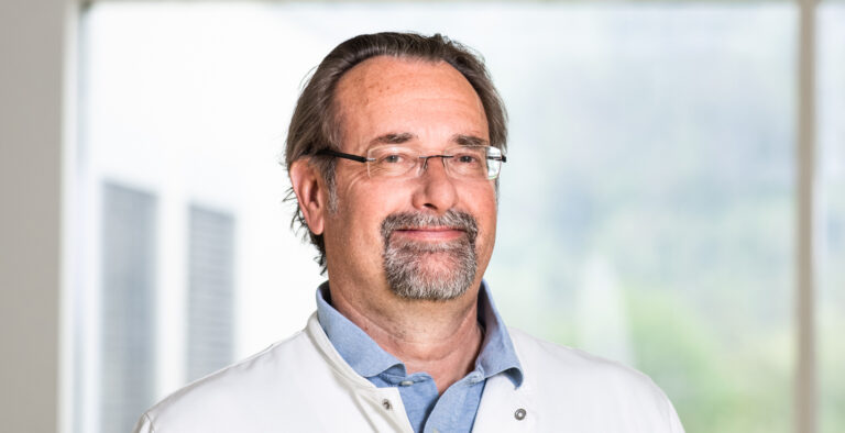 Prim. Univ. Doz. Dr. Alexander De Vries, Chefarzt LKH Feldkirch – Karriere bei den Vorarlberger Landeskrankenhäusern