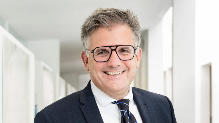 Mag. Dr. Andreas Stieger, Leitung Personalmanagement – Karriere bei den Vorarlberger Landeskrankenhäusern Mag. Dr. Andreas Stieger, Leitung Personalmanagement – Karriere bei den Vorarlberger Landeskrankenhäusern