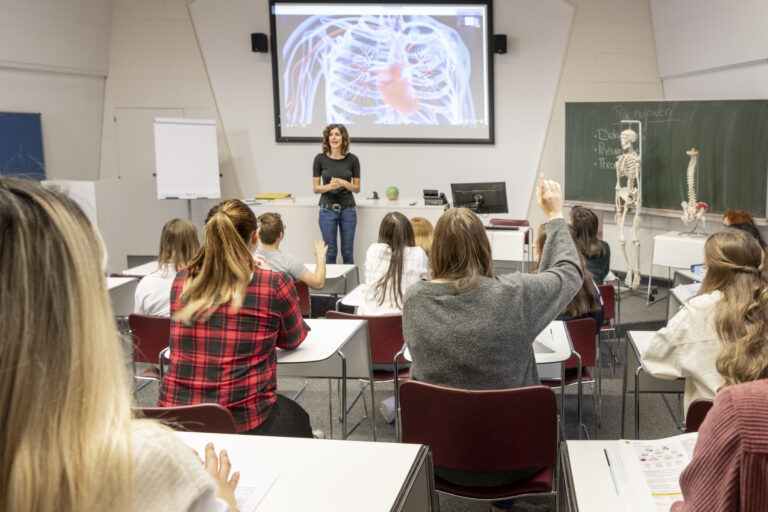 Pflegeausbildung – Karriere bei den Vorarlberger Landeskrankenhäusern