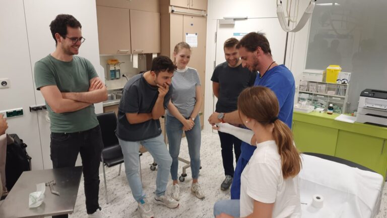 Nightshift, die Ausbildungsreihe für Jungmediziner:innen – Karriere bei den Vorarlberger Landeskrankenhäusern Nightshift, die Ausbildungsreihe für Jungmediziner:innen – Karriere bei den Vorarlberger Landeskrankenhäusern